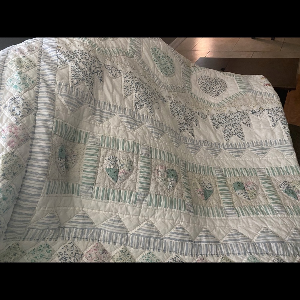 Quilt Guest rm. 98x85 approx.no rips tears Smoke free